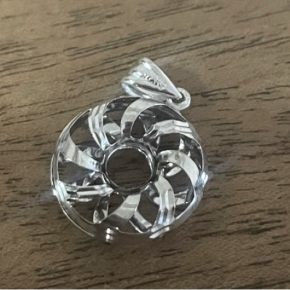 Elegant Silver Swirl Pendant